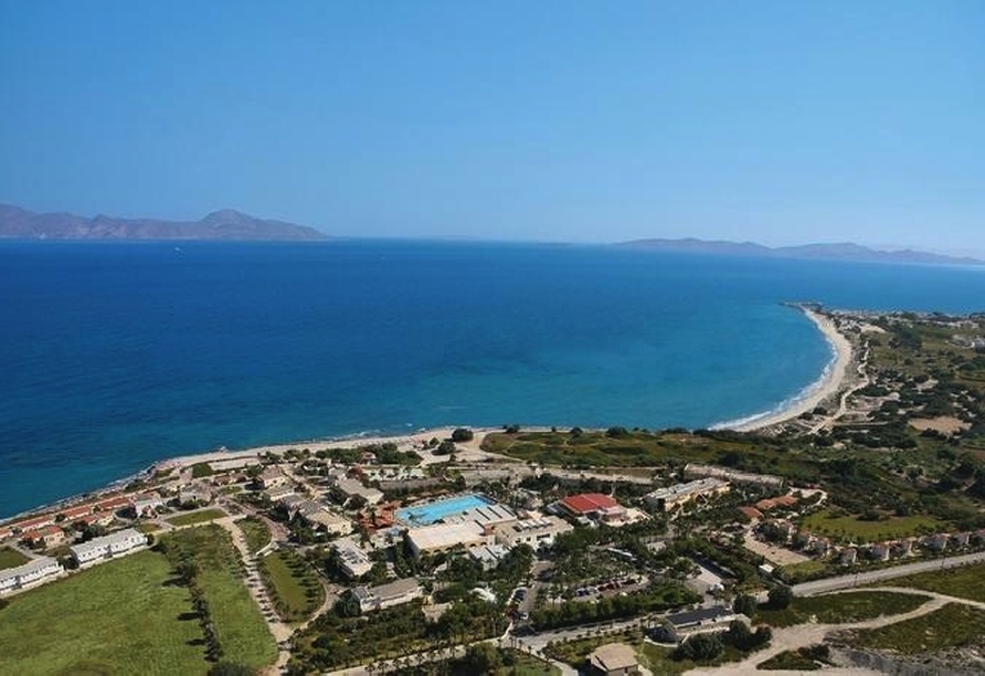 Ihr Urlaubshotel begeistert mit traumhafter Lage und einer großzügigen Gartenanlage.