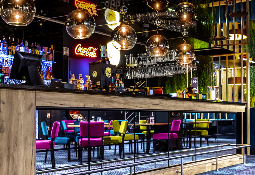Genießen Sie ein erfrischendes Getränk an der Bar.
