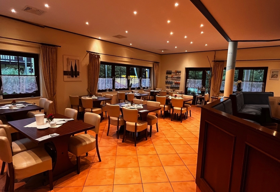 Nehmen Sie Platz im Restaurant des Hotels.