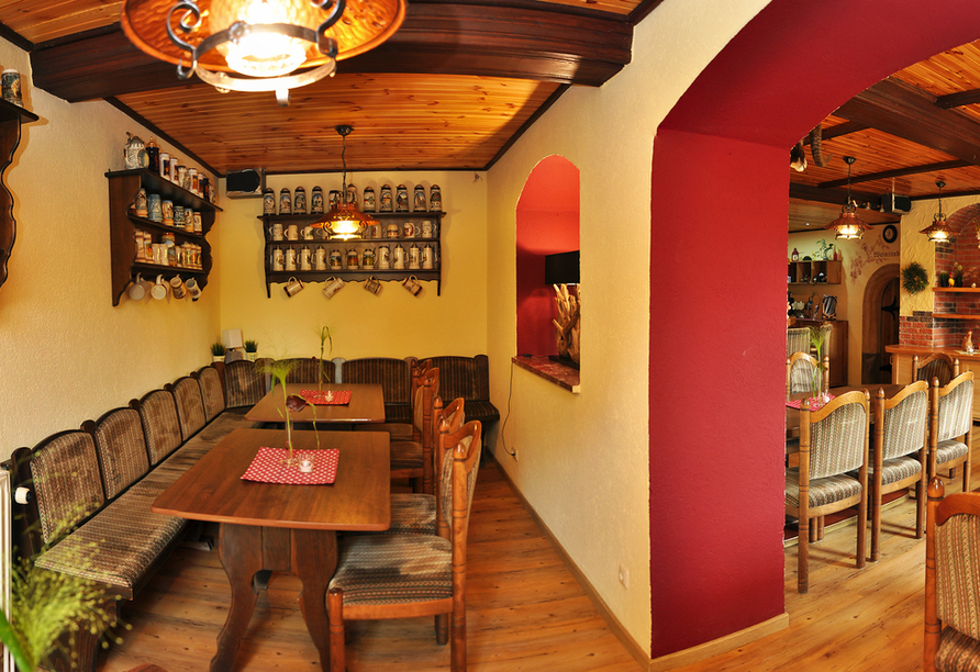 Lassen Sie sich im Restaurant mit köstlichen Speisen verwöhnen.