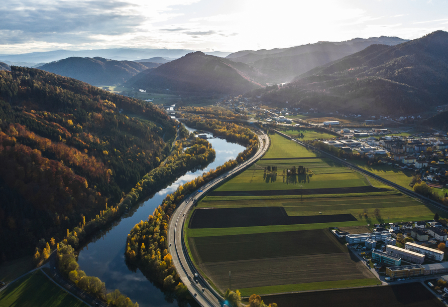 Der Fluss Mur, hier bei Graz (ca. 65 km entfernt) zu sehen, fließt auch am Hotel Brücklwirt vorbei.