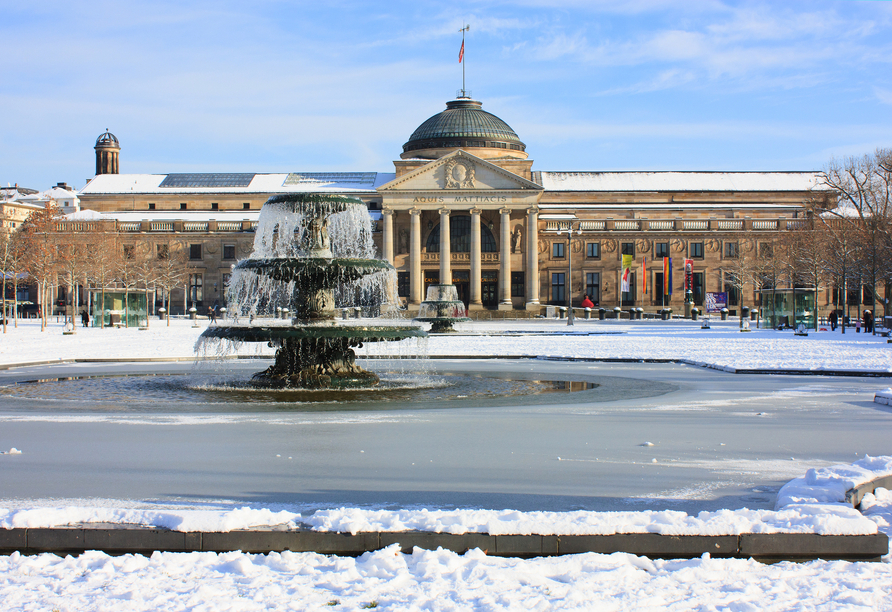 In Wiesbaden verzaubert das eindrucksvolle Kurhaus jeden Besucher.