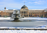 In Wiesbaden verzaubert das eindrucksvolle Kurhaus jeden Besucher.