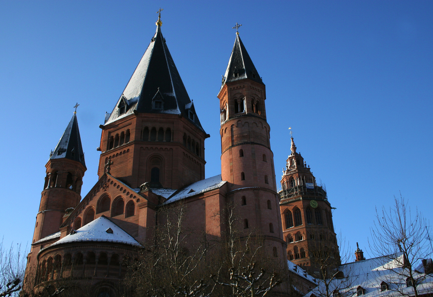In Mainz erstrahlt der Dom im winterlichen Glanz.