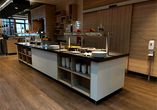 Der Buffetbereich empfängt Sie mit Leckereien.