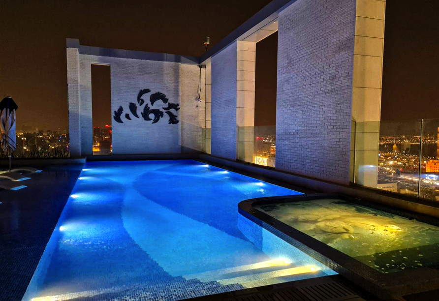 Im Rooftop-Pool Ihres Hotels mit Blick auf Doha können Sie entspannte Stunden verbringen. 