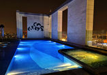 Im Rooftop-Pool Ihres Hotels mit Blick auf Doha können Sie entspannte Stunden verbringen. 