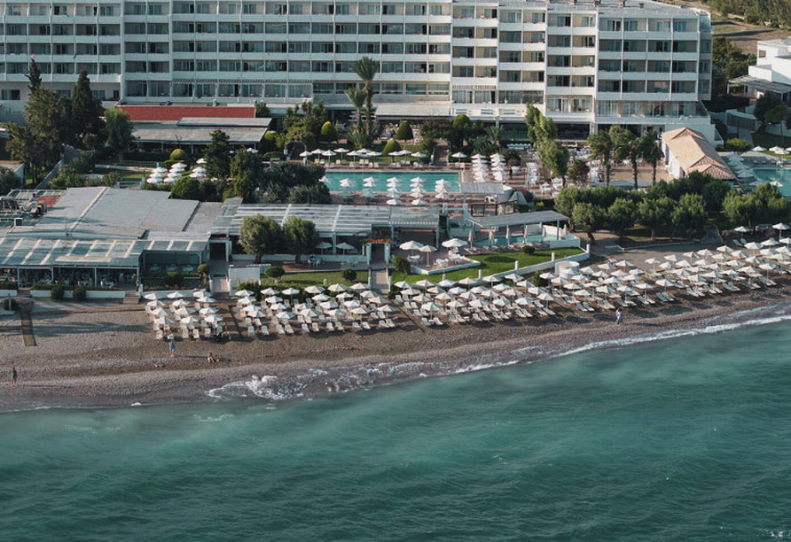Das Blue Bay Beach Resort begeistert mit seiner schönen Lage direkt am Strand.