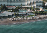 Das Blue Bay Beach Resort begeistert mit seiner schönen Lage direkt am Strand.