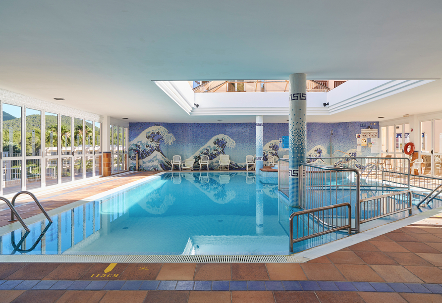 Ziehen Sie im Hallenbad des Hotels Ihre Bahnen.