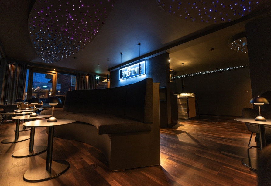 Genießen Sie bei geselligen Stunden die leckeren Cocktails in der hoteleigenen „Gin & Tonic“-Bar.