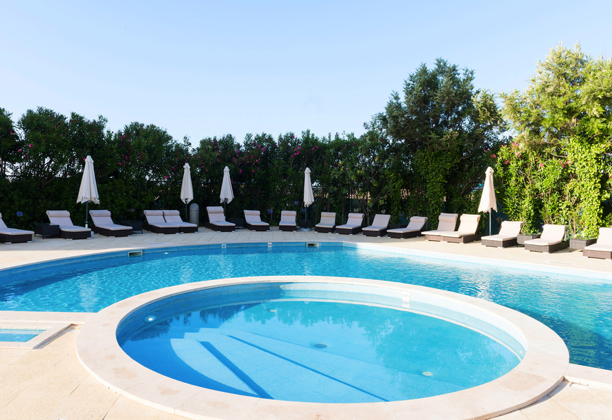 Der Außenpool des Beispielhotels Tryp Lisboa Caparica Mar lädt zum Entspannen ein.