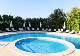 Der Außenpool des Beispielhotels Tryp Lisboa Caparica Mar lädt zum Entspannen ein.
