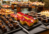 Das Buffet verwöhnt Sie mit köstlichen Leckereien.