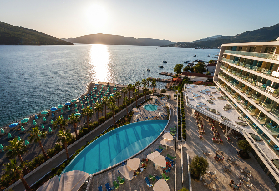 Ihr Hotel bietet eine tolle Aussicht auf das Meer und den hoteleigenen Strand.