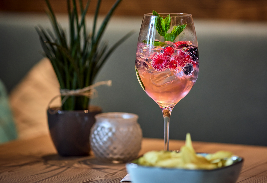 Erfrischende Drinks runden den Abend in Ihrem Genussurlaub in Galtür ab.