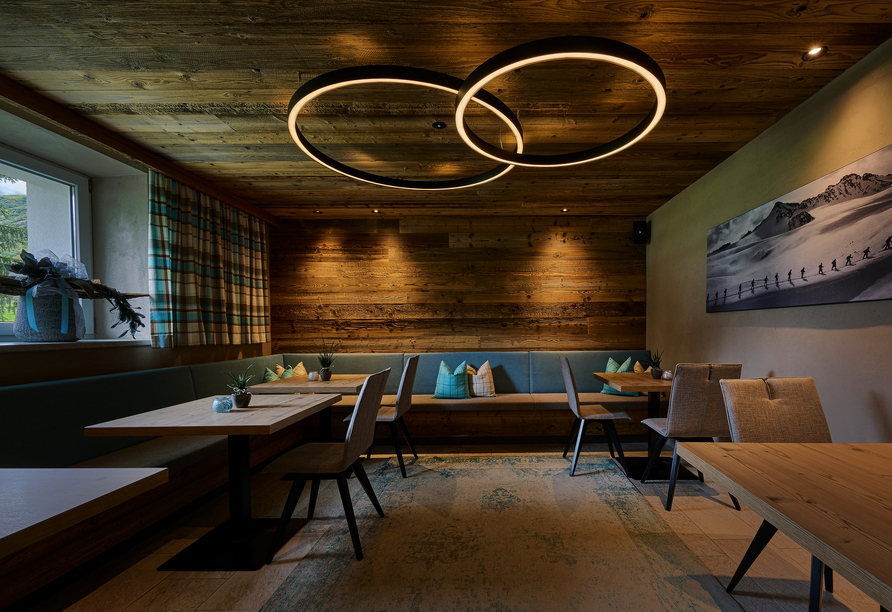 Lassen Sie sich in der gemütlichen Bar und Lounge des Hotels nieder.