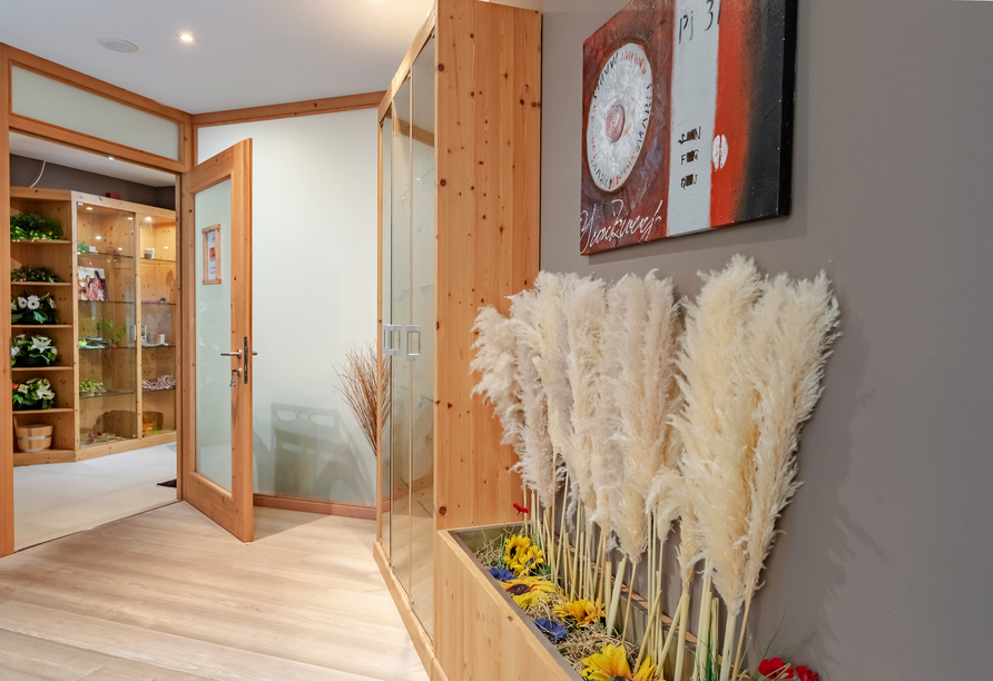 Entspannen Sie im gemütlichen Wellnessbereich Ihres Hotels.