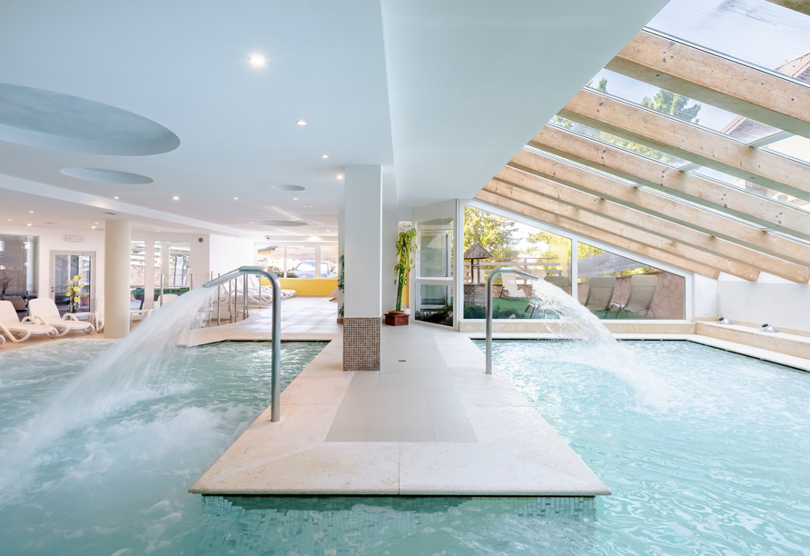 Schwimmen Sie ein paar Bahnen im Hallenbad des Hotels. 