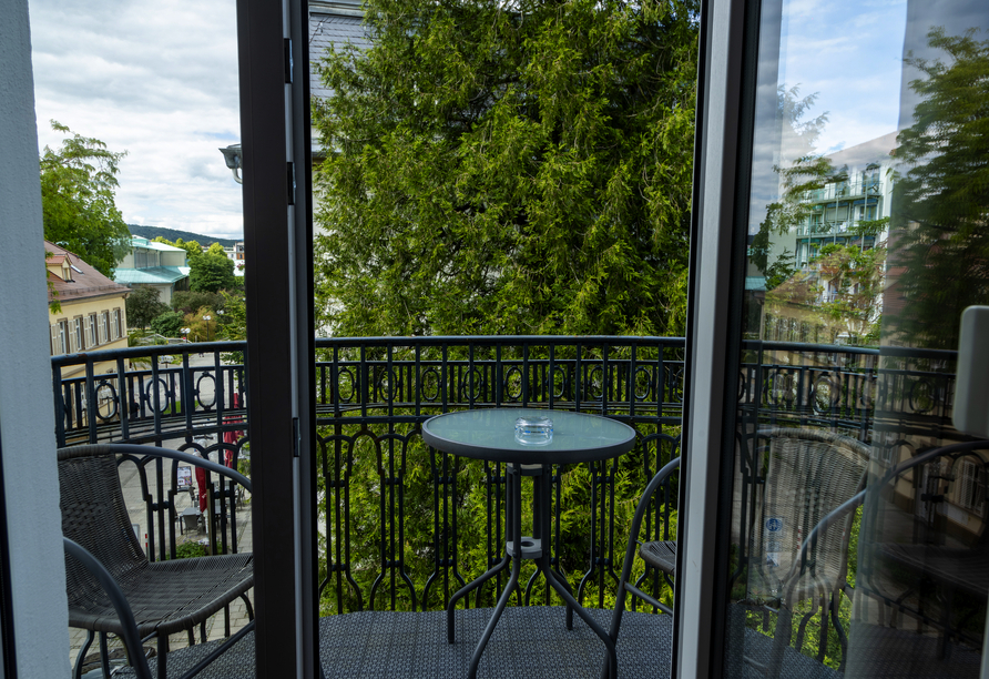 Sie können die frische Luft herrlich auf dem Balkon genießen.