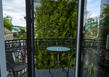Sie können die frische Luft herrlich auf dem Balkon genießen.