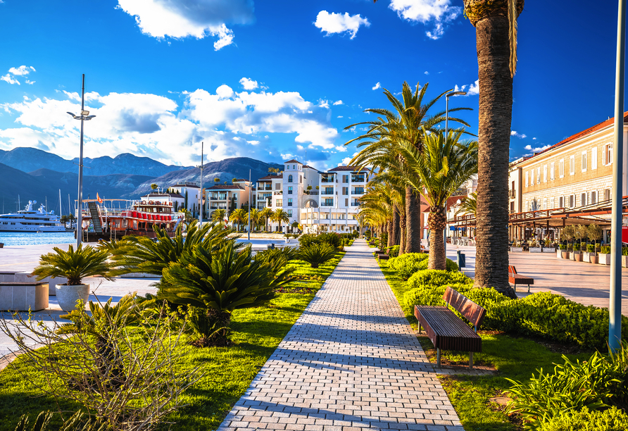 Schlendern Sie an der Promenade von Porto Montenegro entlang.