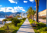 Schlendern Sie an der Promenade von Porto Montenegro entlang.