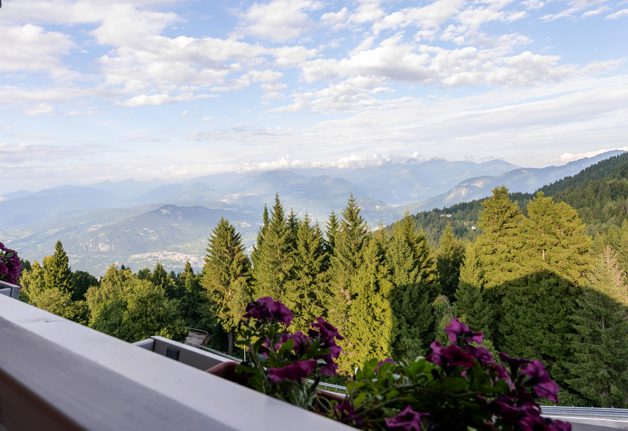 Genießen Sie die Aussicht vom Balkon Ihres Familienzimmers