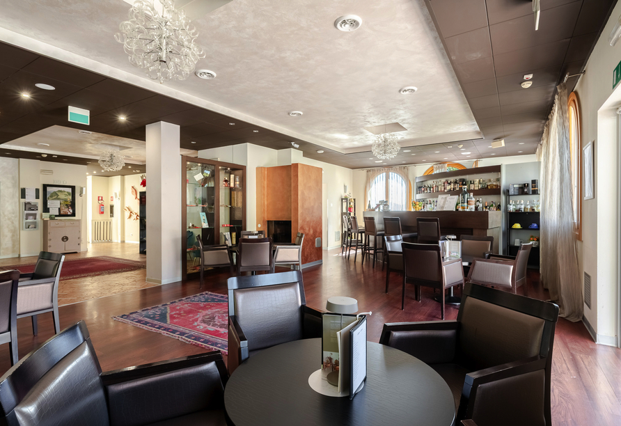 Machen Sie es sich an der Bar des Hotels gemütlich.