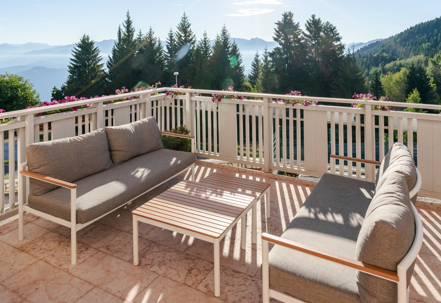 Genießen Sie die tolle Aussicht von der Terrasse des Hotels.