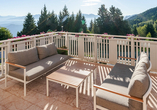 Genießen Sie die tolle Aussicht von der Terrasse des Hotels.