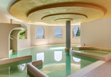 Hallenbad mit Whirlpool im Hotel Norge