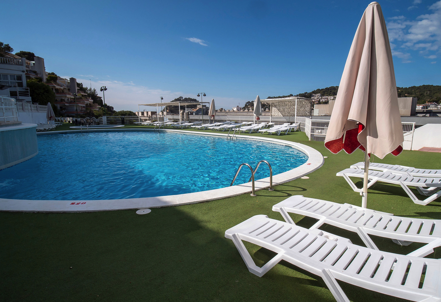 Kühlen Sie sich im Pool des Hotels ab. 