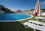 Kühlen Sie sich im Pool des Hotels ab. 