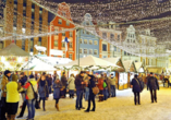 Wärmen Sie sich bei einem leckeren Glühwein auf dem Rostocker Weihnachtsmarkt.