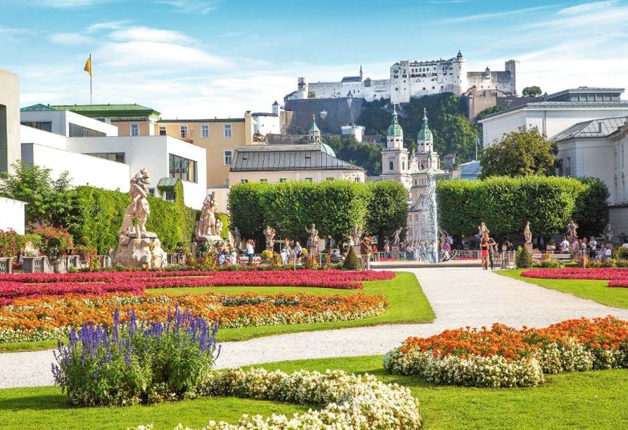 Das Schloss Mirabell in Salzburg mit Blick auf die Festung Hohensalzburg ist ein schönes Fotomotiv.