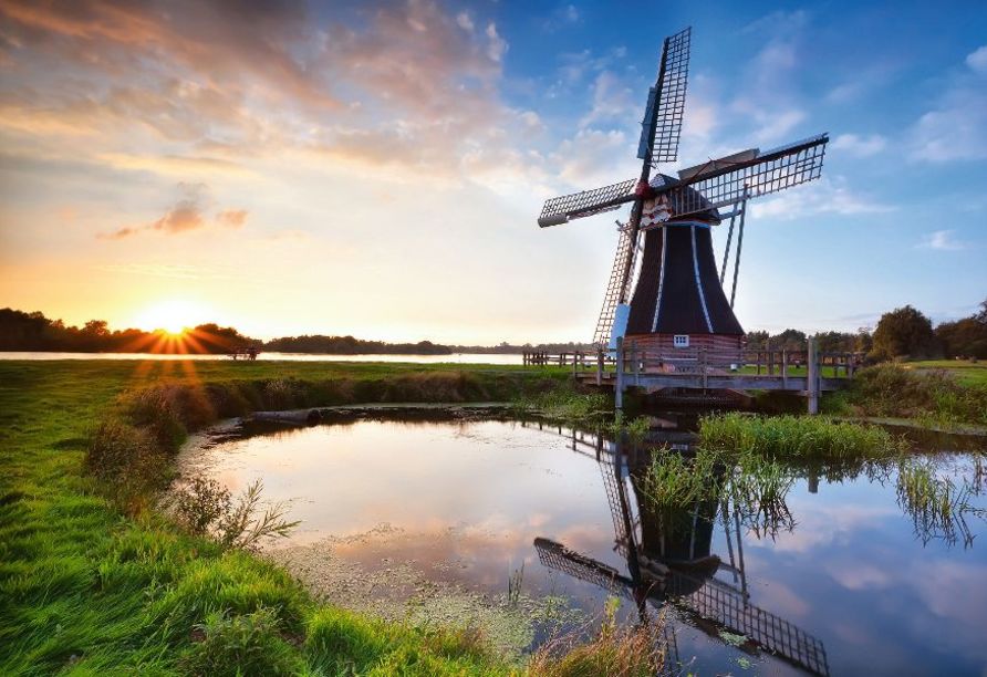 Bestaunen Sie die Windmühlen in Groningen.