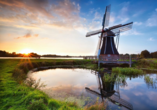 Bestaunen Sie die Windmühlen in Groningen.