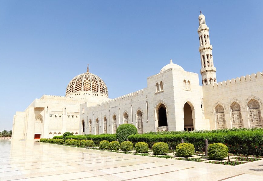 Statten Sie der Großen Sultan-Qabus-Moschee in Maskat im Oman einen Besuch ab.
