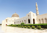 Statten Sie der Großen Sultan-Qabus-Moschee in Maskat im Oman einen Besuch ab.
