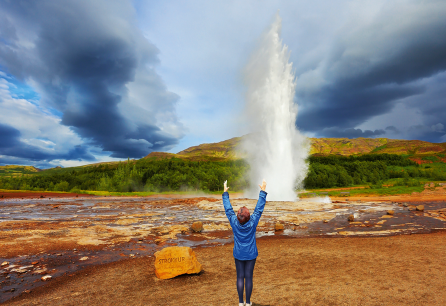 Der Strokkur-Geysir auf Island