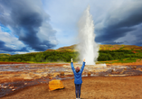 Der Strokkur-Geysir auf Island