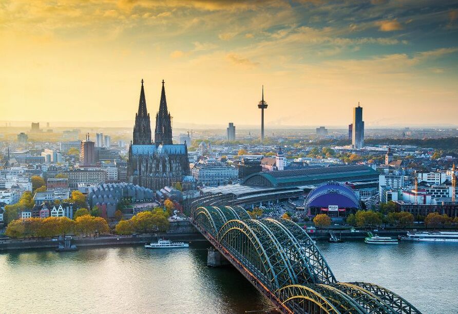 In der Karnevals-Hochburg beginnt und endet Ihre Reise: Köln.