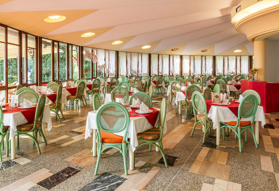 Genießen Sie Ihr Essen im lichtdurchfluteten Restaurant.