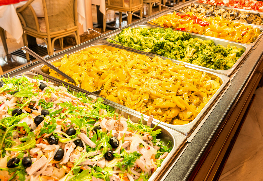 Genießen Sie das reichhaltige Buffet im Park Hotel Oasi.