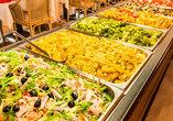 Genießen Sie das reichhaltige Buffet im Park Hotel Oasi.