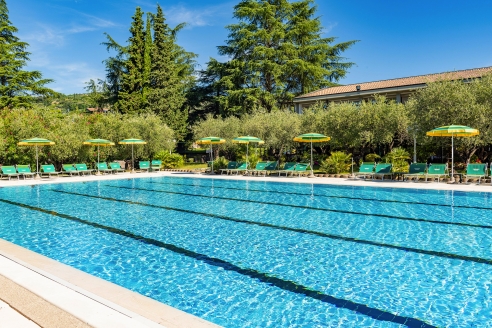 Entspannen Sie am Pool des Park Hotels Oasi