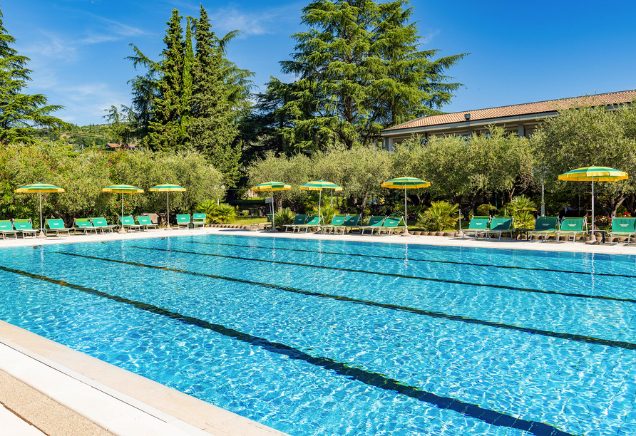 Entspannen Sie am Pool des Park Hotels Oasi