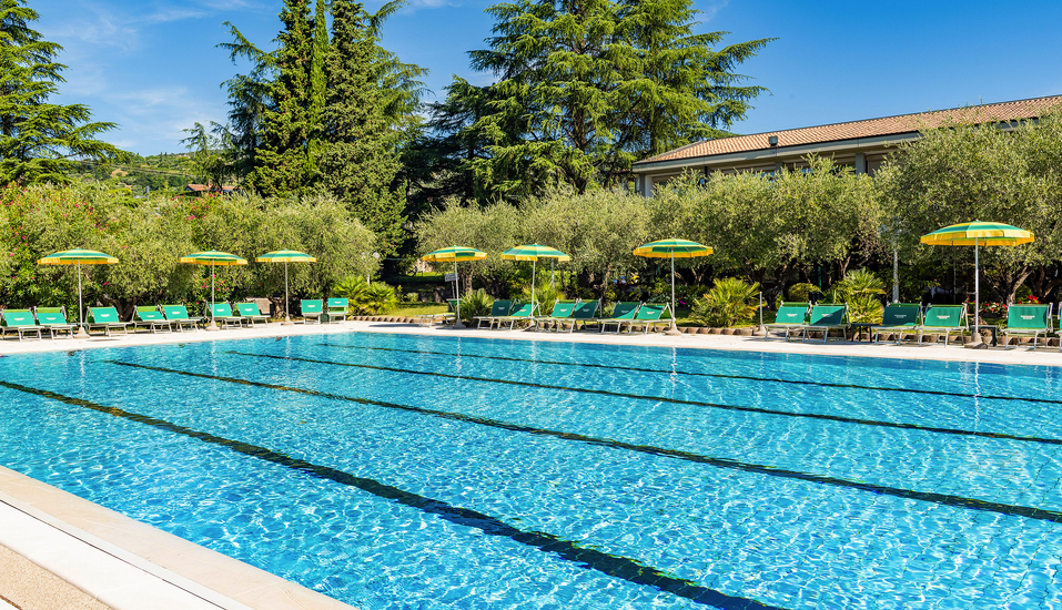 Entspannen Sie am Pool des Park Hotels Oasi