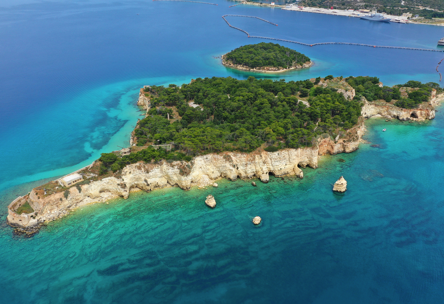 AIDAblu ab/an Korfu, Souda Bay, Kreta In der malerischen Souda-Bucht vor Kreta erwartet Sie unter anderem die Festungsinsel mit der kleinen Kapelle des Agios Nikolaos.